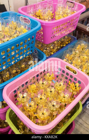 Golden Dekorative Kerzenhalter sind in Kunststoff Container bereit. Stockfoto