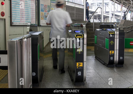 Die Passagiere werden durch eine turniket auf die Plattform. Eingang zum Bahnhof durch das Drehkreuz. Stockfoto
