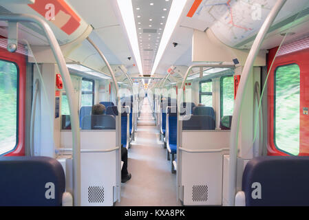 Öffentliche Verkehrsmittel der Person Thema Bild mit einem Deutschen Regionalbahn Innenraum, mit Stühlen auf zwei Zeilen und einer sehr langen Korridor zwischen ihnen ausgerichtet. Stockfoto