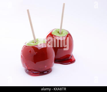 Zwei candided Äpfel auf Weiß Stockfoto