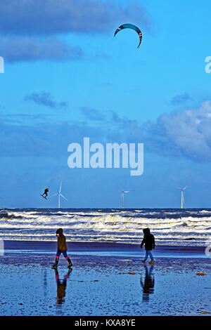 Aufregung am Strand Kitesurfen mit östlicher Gale aus Tynemouth langen Sande Stockfoto