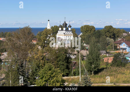 Blick auf die stadt Belosersk und Kirche des Allerbarmers Retter mit Welle Belozersky Kreml in der Region Vologda, Russland Stockfoto