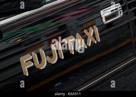 JAPAN, Tokio, 29.Juni 2017, Taxi Autos langsam Reiten für die Fahrgäste im Zentrum der Stadt. Eine lange Reihe von Taxis fahren auf der Straße. Stockfoto