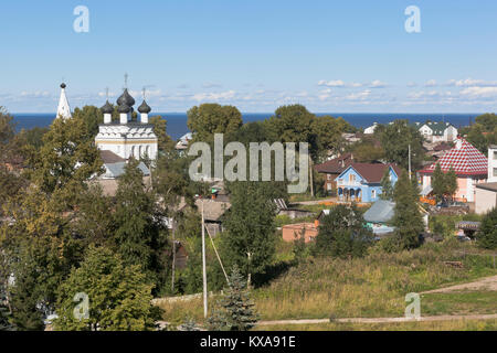 Blick auf die stadt Belosersk und Kirche des Allerbarmers Retter mit Welle Belozersky Kreml in der Region Vologda, Russland Stockfoto