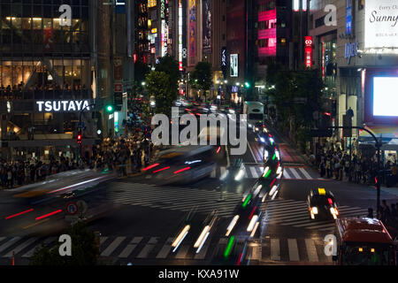 JAPAN, Tokio, 29.Juni 2017, viele Autos sind verschwommen von move Reiten auf der Kreuzung zebra im Zentrum der Stadt. Der Verkehr an der Kreuzung von Shibuya Stockfoto