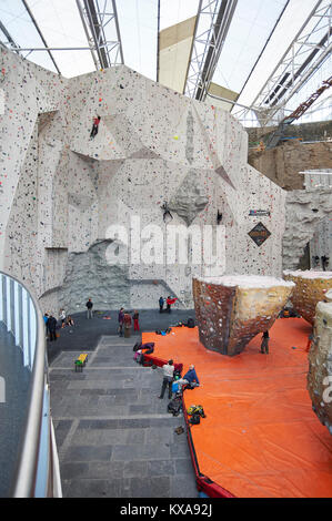 Edinburgh International Klettern Arena - Europas größte Indoor Kletterwand. Ratho, nr Edinburgh, Schottland Großbritannien GB Stockfoto