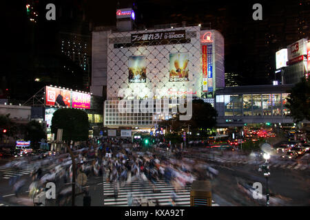 JAPAN, Tokio, 29.Juni 2017, viele Menschen sind verschwommen von move auf der Kreuzung zebra im Zentrum der Stadt ging. Der Verkehr an der Kreuzung in Shibuya Nacht Stockfoto