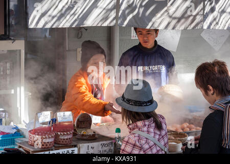 Fast Food Street Hersteller Kochen Eier boled beliebte Fast-Food in Beppu, Japan Stockfoto