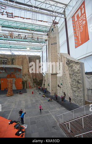 Edinburgh International Klettern Arena - Europas größte Indoor Kletterwand. Ratho, nr Edinburgh, Schottland Großbritannien GB Stockfoto