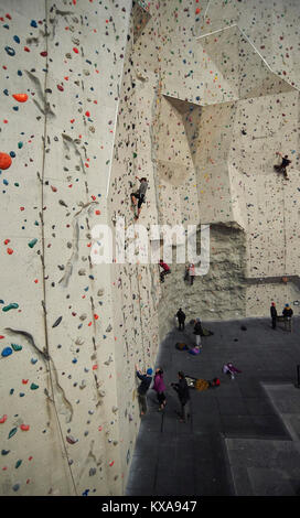 Edinburgh International Klettern Arena - Europas größte Indoor Kletterwand. Ratho, nr Edinburgh, Schottland Großbritannien GB Stockfoto