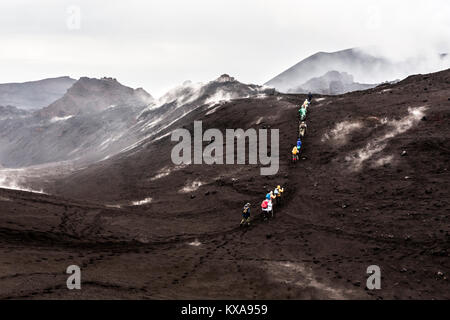 Gruppe von Touristen klettern auf dem Pass auf den Krater Vulkan Tolbachik. Petropawlowsk-kamtschatski Gebiet, Russland Stockfoto