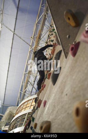 Edinburgh International Klettern Arena - Europas größte Indoor Kletterwand. Ratho, nr Edinburgh, Schottland Großbritannien GB Stockfoto