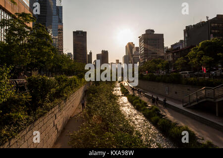 Seoul South Korea, Menschen zu Fuß entlang Cheonggyecheon Strom in Seoul. Stockfoto