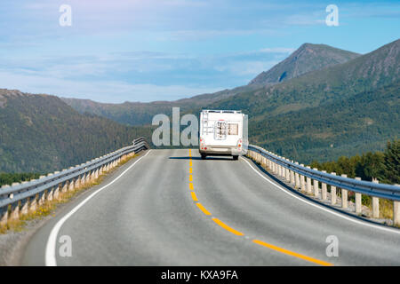 Freizeitfahrzeuge auf Mountain Road in Norwegen, Europa. Auto Reise durch Skandinavien. Blauer Himmel und Berge im Hintergrund. Stockfoto