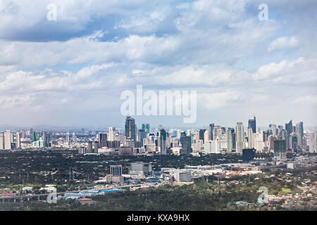 MANILA, Philippinen - 24. Februar: Skyline von Makati am Februar, 24, 2013, Manila, Philippinen. Makati ist ein Finanzplatz von Manila City mit höchster Stockfoto