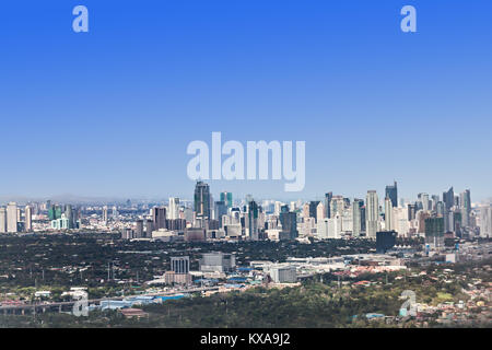 MANILA, Philippinen - 24. Februar: Skyline von Makati am Februar, 24, 2013, Manila, Philippinen. Makati ist ein Finanzplatz von Manila City mit höchster Stockfoto