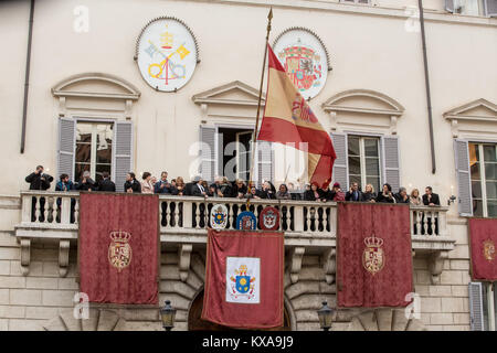 Eine große Menschenmenge auf der Piazza di Spagna in Rom, Italien, wo Papst Franziskus (auf die üblichen blauen Ford Focus) kurz vor 16:00 Uhr Hommage an Pay angekommen versammelt, wie Tradition, zu der Statue der Unbefleckten Empfängnis von Pio IX platziert Wo: Rom, Latium, Italien Wann: 08. Dez 2017 Credit: IPA/WENN.com ** Nur für die Veröffentlichung in Großbritannien, den USA, Deutschland, Österreich, Schweiz ** verfügbar Stockfoto