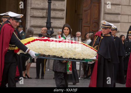 Eine große Menschenmenge auf der Piazza di Spagna in Rom, Italien, wo Papst Franziskus (auf die üblichen blauen Ford Focus) kurz vor 16:00 Uhr Hommage an Pay angekommen versammelt, wie Tradition, zu der Statue der Unbefleckten Empfängnis von Pio IX platziert Wo: Rom, Latium, Italien Wann: 08. Dez 2017 Credit: IPA/WENN.com ** Nur für die Veröffentlichung in Großbritannien, den USA, Deutschland, Österreich, Schweiz ** verfügbar Stockfoto