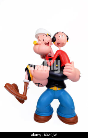 Portugal, Algarve, ca. Juni 2013. In weiß Bild von Popeye holding Olive Oyl in seine Arme isoliert. Stockfoto