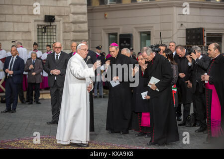 Eine große Menschenmenge auf der Piazza di Spagna in Rom, Italien, wo Papst Franziskus (auf die üblichen blauen Ford Focus) kurz vor 16:00 Uhr Hommage an Pay angekommen versammelt, wie Tradition, zu der Statue der Unbefleckten Empfängnis von Pio IX platziert Mit: Papst Franziskus Wo: Rom, Latium, Italien Wann: 08. Dez 2017 Credit: IPA/WENN.com ** Nur für die Veröffentlichung in Großbritannien, den USA, Deutschland, Österreich, Schweiz ** verfügbar Stockfoto