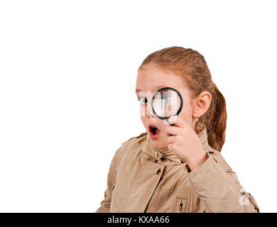 Kind in der Form eines Detektivs mit Lupe auf weißem Hintergrund Stockfoto