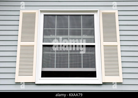 Details blaue Wand mit weißen Fensterrahmen in Amerika Stockfoto