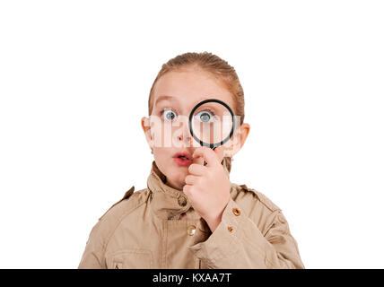 Kind in der Form eines Detektivs mit Lupe auf weißem Hintergrund Stockfoto