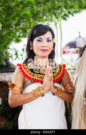 UBUD, BALI, Indonesien - 01. April: Schauspielerin aus Barong Dance Show, die traditionellen balinesischen Leistung auf April 01, in Ubud, Bali, Indonesien 2011. Stockfoto