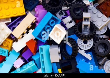 Tambow, Russische Föderation - Juni 22, 2017 Multicolor Lego Bausteine, Ziegel, Rädern und Reifen. Full Frame. Stockfoto