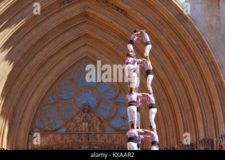 Menschen, die menschlichen Türme vor der Kathedrale, castellers eine traditionelle Spektakel in Katalonien namens '' Stockfoto