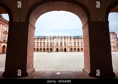 Blick von der Universität Mannheim durch eine Arkade, Deutschland Stockfoto