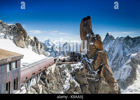 Das neue Rohr, mit Touristen um Aiguille du Midi-Peak in den Französischen Alpen, Chamonix Mont-Blanc, Haute Savoie, Frankreich zu gehen Stockfoto