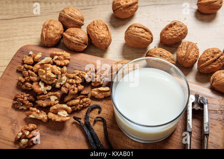 Vegan Milch von walnüssen auf einer hölzernen Oberfläche Stockfoto