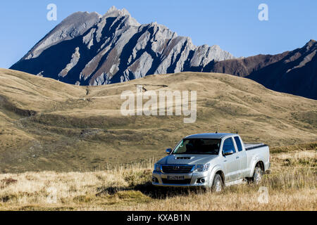 Allradantrieb pick up in den Französischen Alpen an der Grenze von Italien in der Nähe von San Bernardino Pass, Savoie, Frankreich geparkt Stockfoto