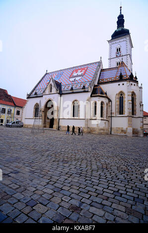 Zagreb, Kroatien. Das bunte Dach der St. Mark's Church. Die Kirche von St. Mark (Kroatisch: Crkva sv. Marka) ist die Pfarrkirche der Altstadt von Zagreb, befindet sich in der St. Mark's Platz (Trg Svetog Marka). Auf dem Dach, Fliesen sind so gelegt, dass sie das Wappen von Zagreb (white castle auf rotem Hintergrund) und Dreieinigen Königreich Kroatien, Slawonien und Dalmatien vertreten. Stockfoto