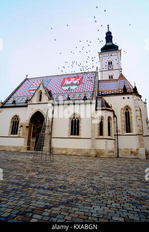 Zagreb, Kroatien. Das bunte Dach der St. Mark's Church. Die Kirche von St. Mark (Kroatisch: Crkva sv. Marka) ist die Pfarrkirche der Altstadt von Zagreb, befindet sich in der St. Mark's Platz (Trg Svetog Marka). Auf dem Dach, Fliesen sind so gelegt, dass sie das Wappen von Zagreb (white castle auf rotem Hintergrund) und Dreieinigen Königreich Kroatien, Slawonien und Dalmatien vertreten. Stockfoto