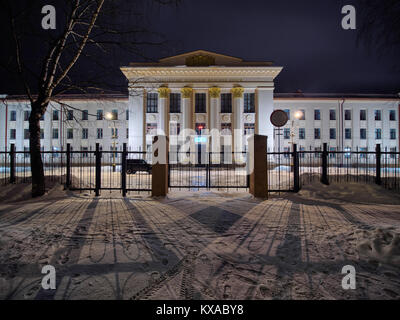 Hohe Auflösung von winter nacht ehemaliger Bahnhof Hauptsitz Gebäude in der russischen Stadt Stockfoto