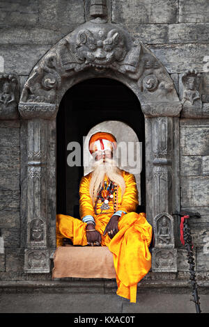 KATHMANDU - 15. April: Sadhu in Pashupatinath Tempel in Kathmandu, Nepal am 15. April 2012. Sadhus sind heilige Männer, die sich entschieden haben, ein asketisches Leben zu leben Stockfoto