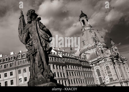 Blick von Türken Brunnen (friedensbrunnen) zur Kirche Unserer Lieben Frau in Dresden, Deutschland Stockfoto