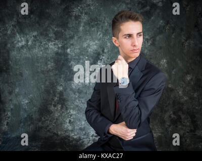 Junge Mann im schwarzen Anzug Stockfoto