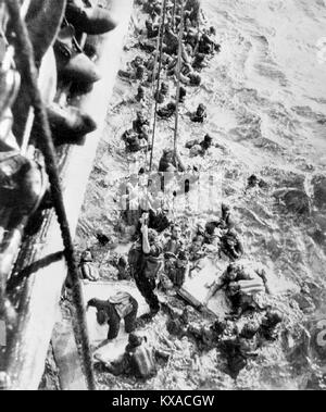 HMS Dorsetshire Abholung Überlebende aus der Bismarck, 27. Mai 1941 Stockfoto