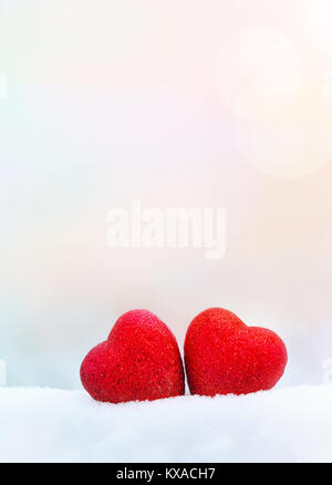 Zwei rote Herzen auf weißem Hintergrund. Zusammensetzung für Valentines Tag oder Hochzeit. Für Text platzieren. Platz kopieren Stockfoto