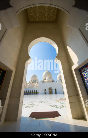 Eingang zum Innenhof der Sheikh Zayed Moschee in Abu Dhabi Stockfoto