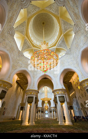Innenraum der Sheikh Zayed Moschee in Abu Dhabi. Es ist die größte Moschee des Landes. Stockfoto