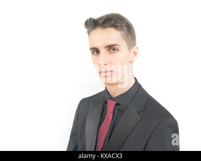 Junge Mann im schwarzen Anzug Stockfoto