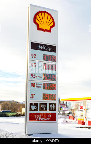 Samara, Russland - Januar 8, 2018: Handbuch Zeichen zeigt an, dass der Preis des Kraftstoffs auf der Tankstelle Shell. Shell ist ein anglo-niederländischen multinationalen Öl- und Stockfoto