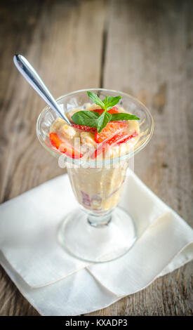 Erdbeere Eton mess Nahaufnahme Stockfoto