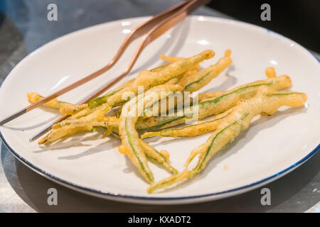 Pflanzliche Krapfen mit Erdnuss süßen Soße, thailändische Küche. Stockfoto