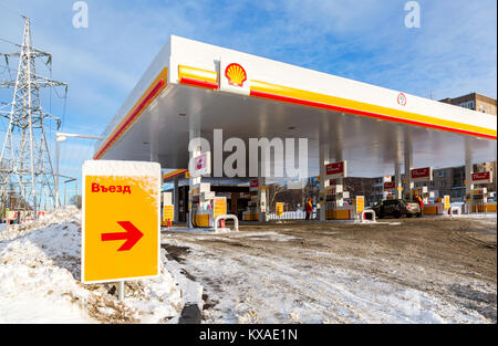 Samara, Russland - Januar 8, 2018: Shell Tankstelle im Winter Tag. Royal Dutch Shell ist ein anglo-niederländischen multinationalen Öl- und Gasunternehmen Stockfoto