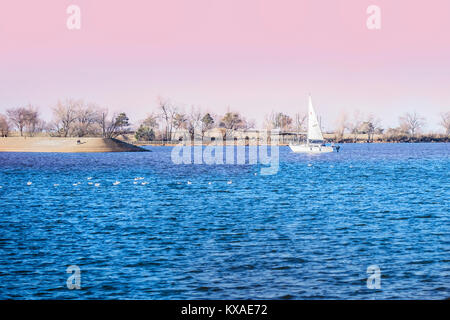 Ein Mann Segel seine Cuddy Boot zurück in Richtung der Marina an Hefner See in Oklahoma City, Oklahoma, USA. Stockfoto